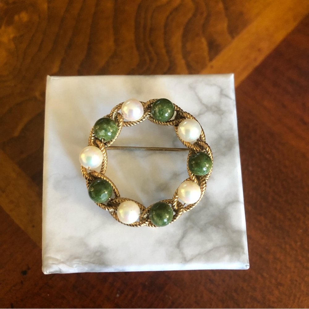 Vintage simulated jade and pearl gold wreath brooch pin